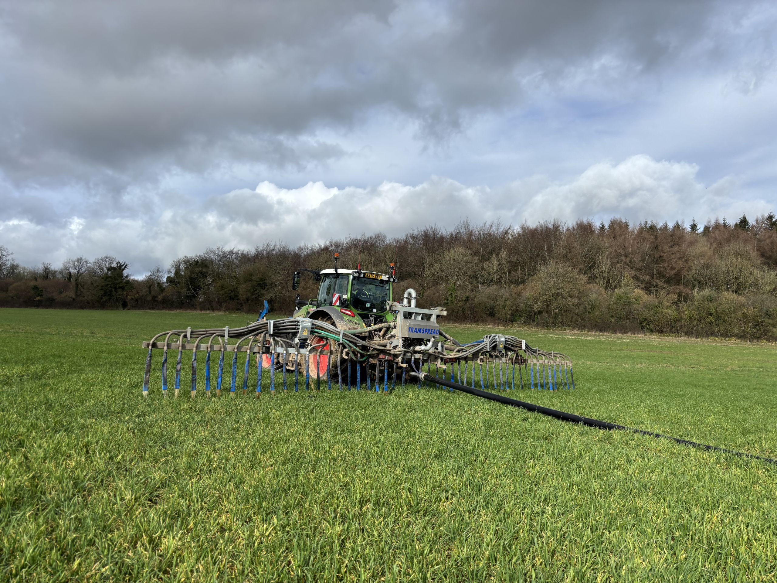 Fendt 724 with Vario Grip - standing crop slurry umbilical
